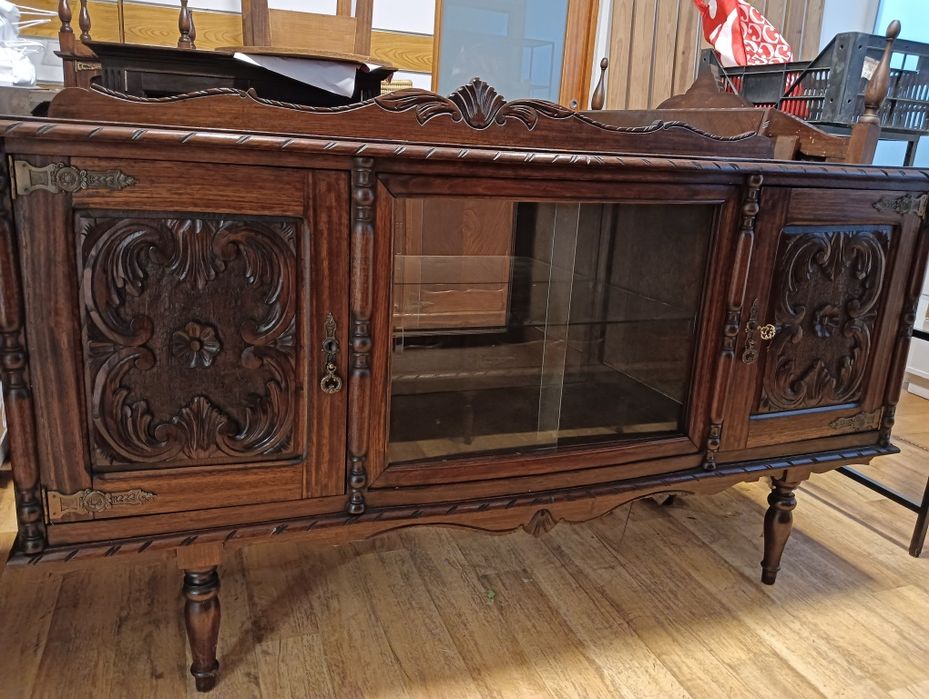 Móvel em madeira antigo