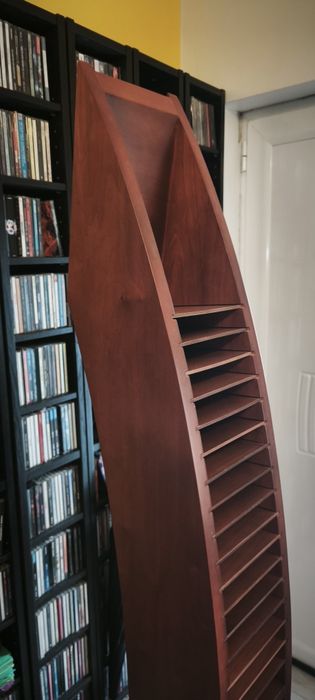 Estante elegante em cerejeira para CDs – peça decorativa única
