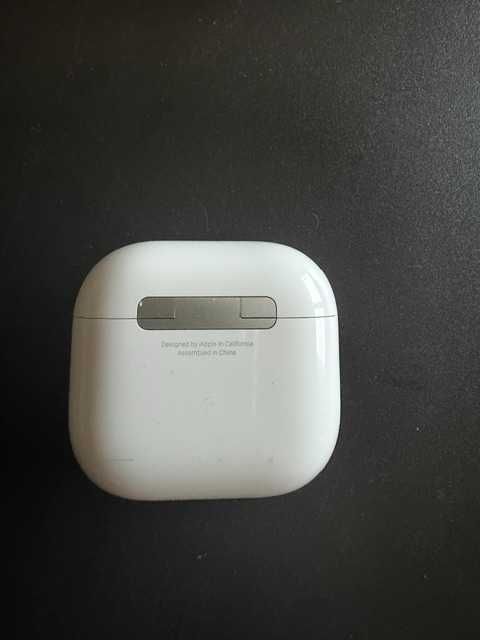 Airpods 4 com charging case (luz laranja)
