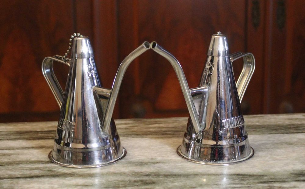 Galheteiro vintage em inox, com um design funcional e clássico.