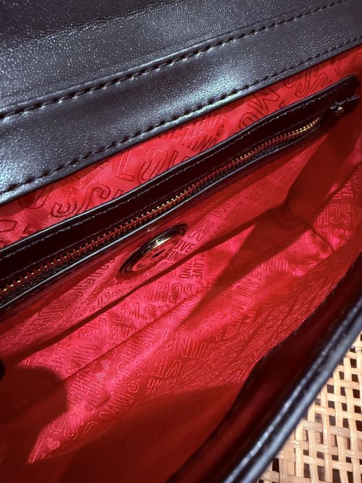 Bolsa em pele, cor preto e vermelho, Moschino