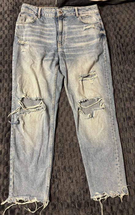 Jeansy mom jeans z dziurami