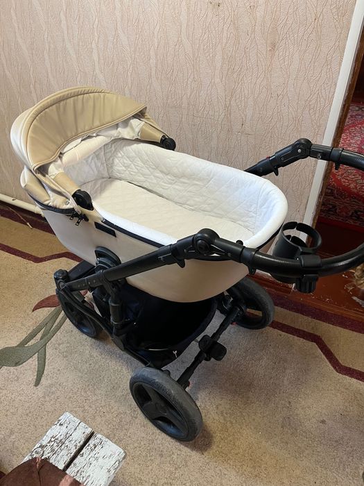 Дитяча коляска..