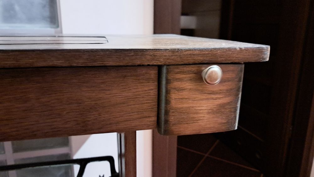 Stylowa maszyna ze stolikiem Pokój/Singer