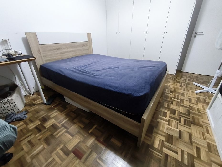 Cama de Casal Moderna com Estrado (Efeito Madeira) – 2,00m x 1,40m