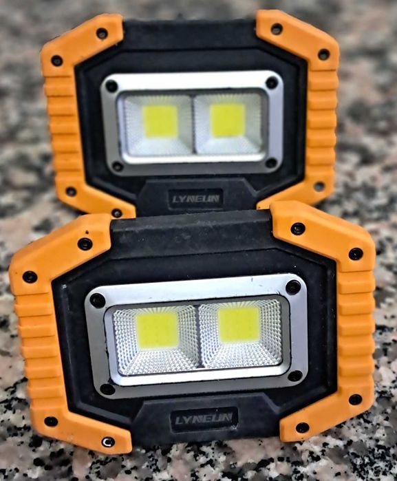 Dois focos portateis