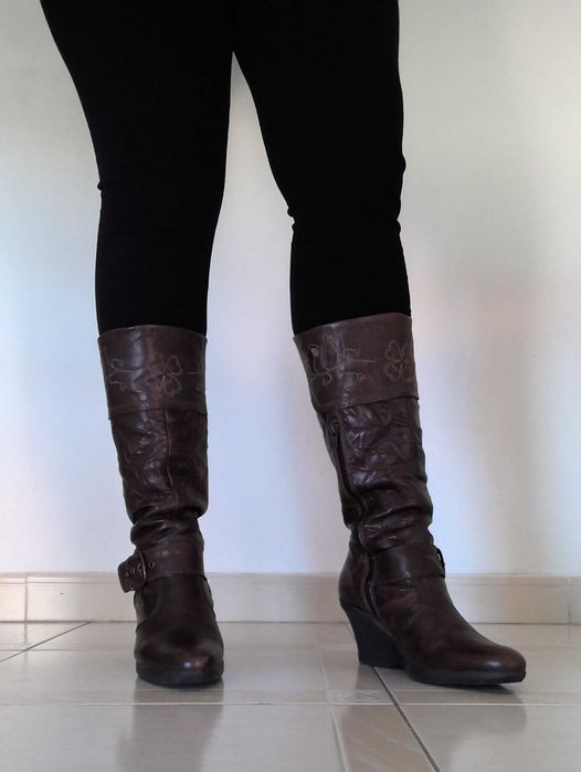 Botas Altas de Cunha com Fivela, com Detalhes Floridos