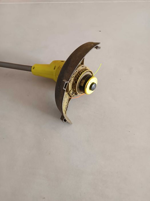 Máquina e aparador de relva