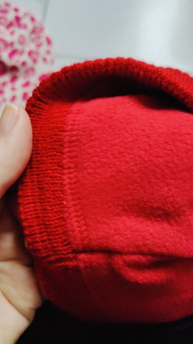 Czerwona czapka jak nowa