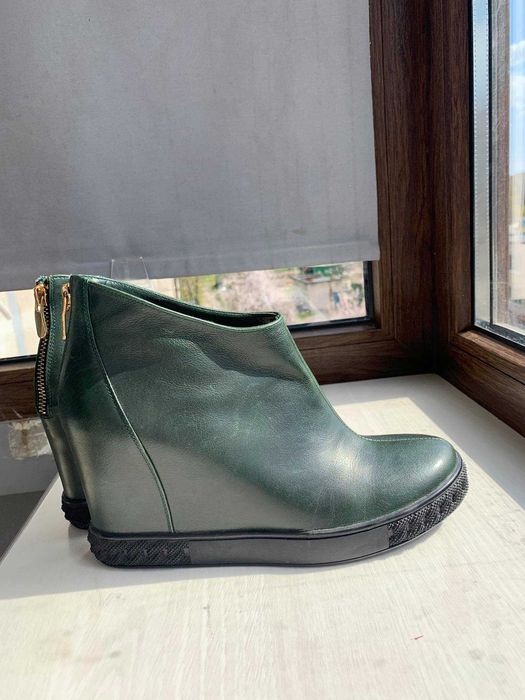 Кожаные ботинки н танкетке