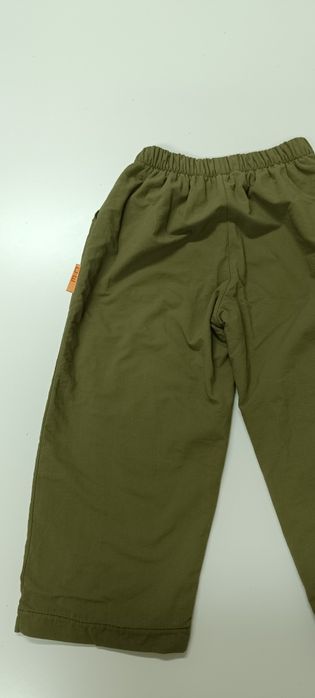 Calças para criança. Cor verde, tem um casaco que faz conjunto. Para 3