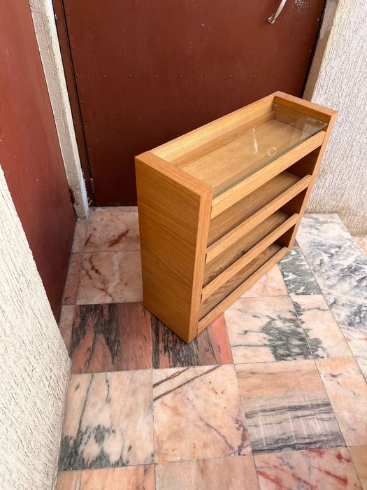 Sapateiras de madeira com tampo de vidro