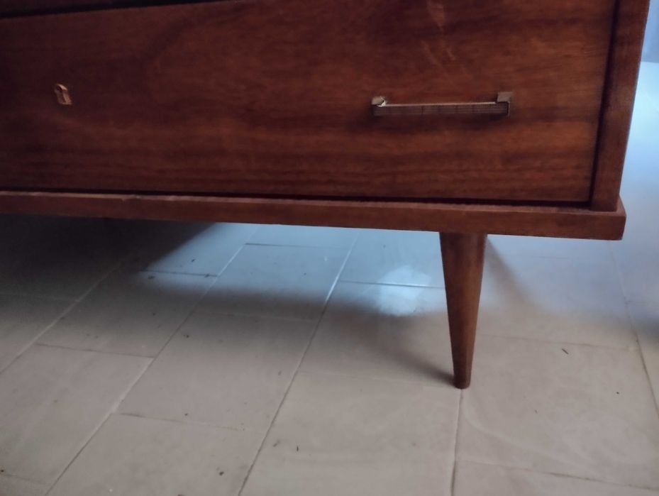 Cómoda madeira pés palito, alto brilho