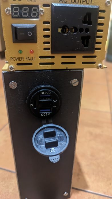 Зарядна станція з інвертором 24в/220в 1500w.h