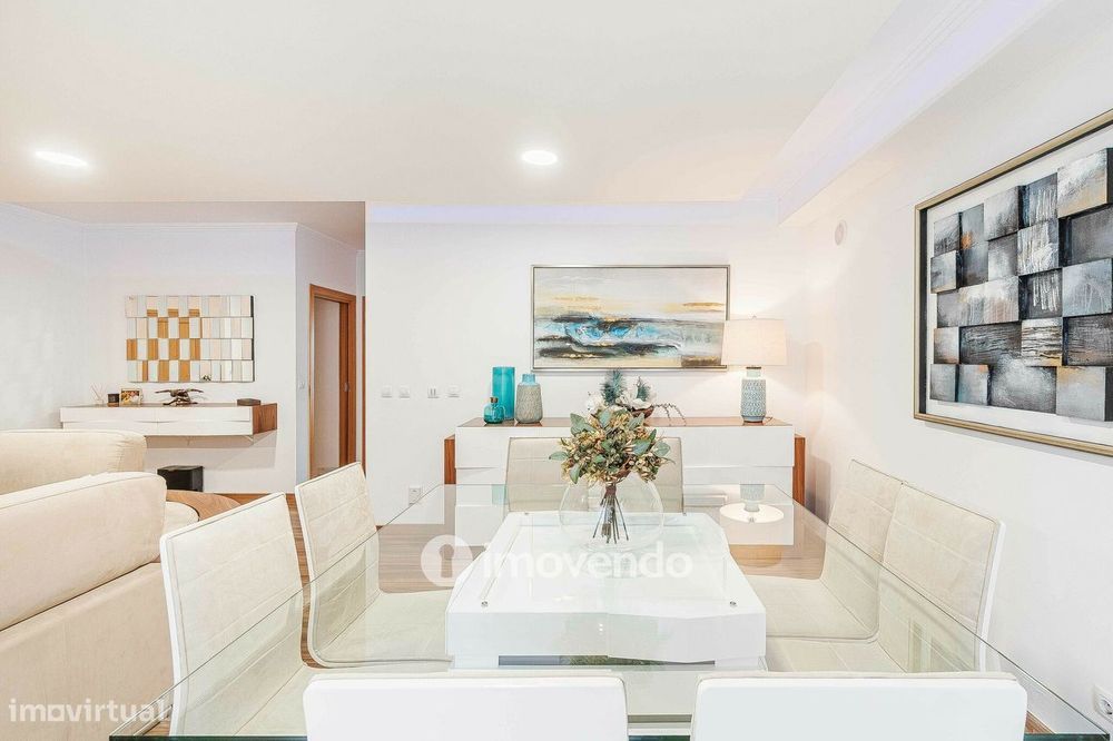 Moradia T3 com garagem, num condomínio com piscina, em Bucelas