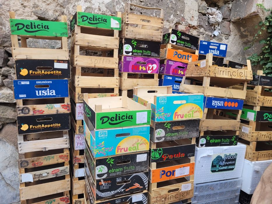 Skrzynki plastikowe, drewnianie