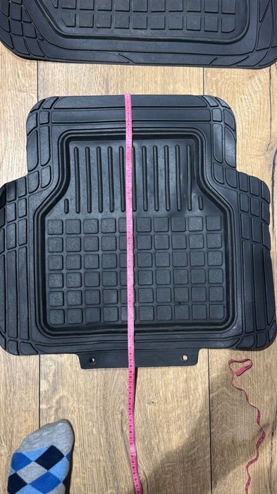 Універсальні резинові коврики в машину.