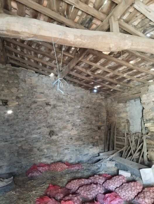 Casa de arrumos em pedra