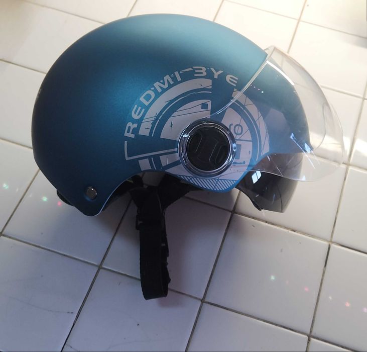 Capacetes usados para ciclista, vários