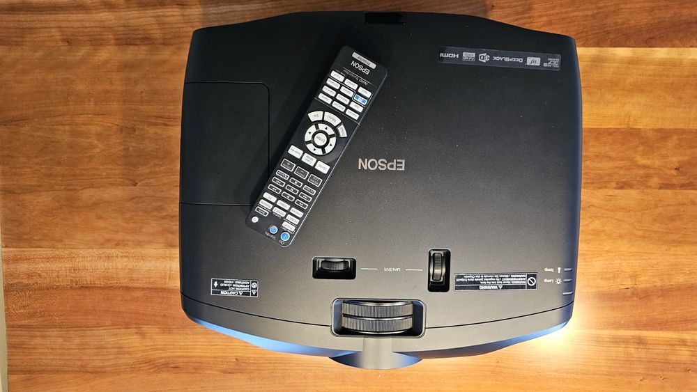 Epson EH-TW9200 e tela Lumene Embassy electrica