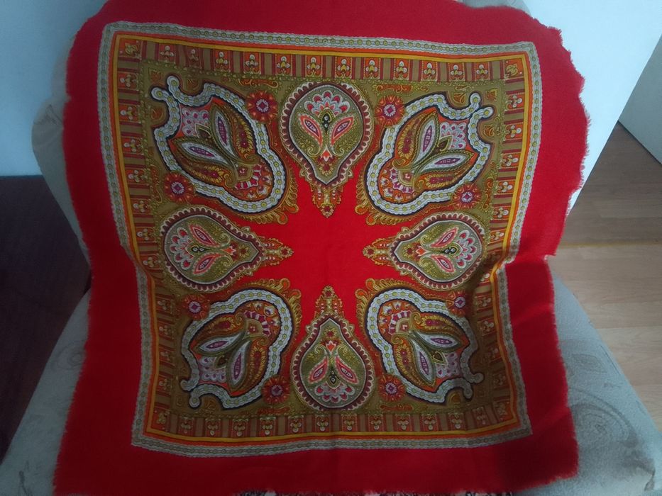 Хустка червона вовняна