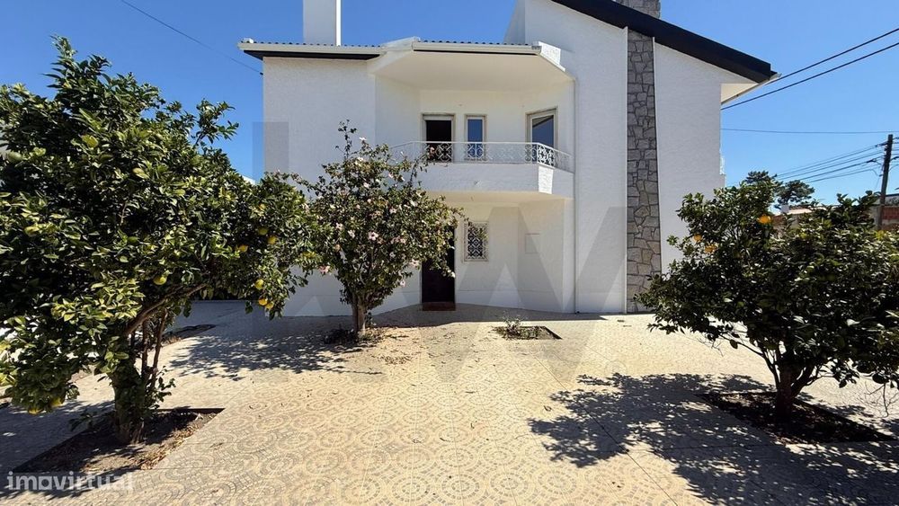 Moradia T5 Renovada com Terraço, Garagem e Espaço Exterior | Belverde,
