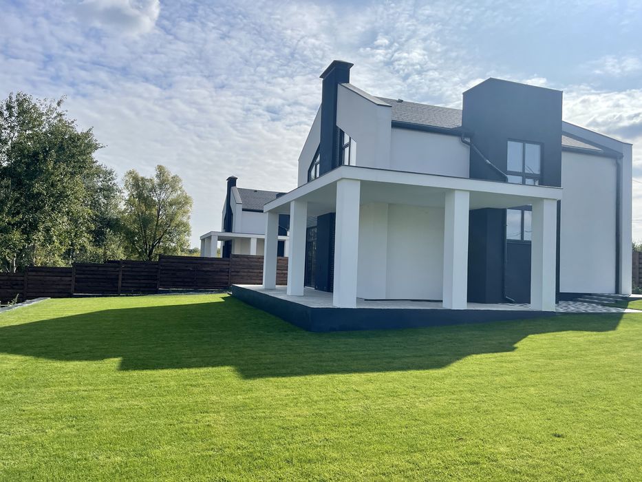 Будинок з терасою біля озера неподалік Бучанського парку