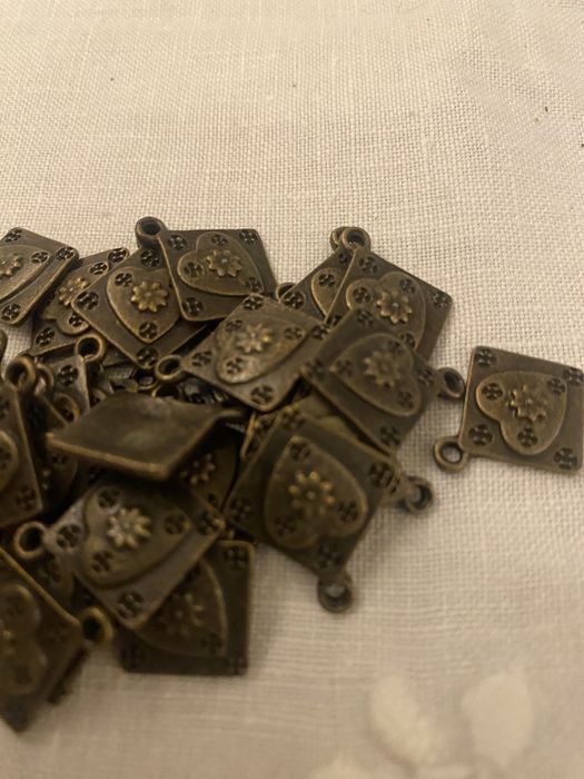 Mix pendentes em prateado e dourado velho. Para bijuteria. Novos.