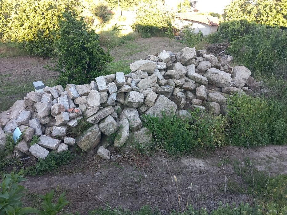 Vendo pedra [alguma trabalhada]