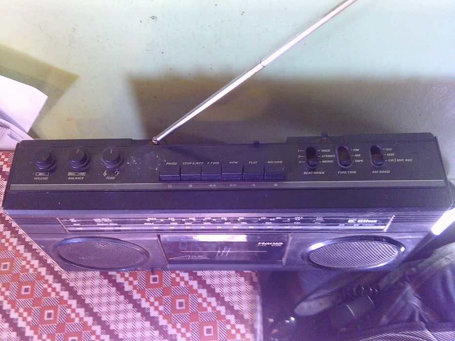 Radio Hania RMS4100, AM działa, UKF szumi, magnetofon kręci bez kasety