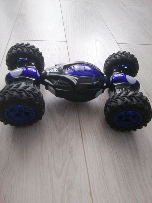 Машинка на пульте управления