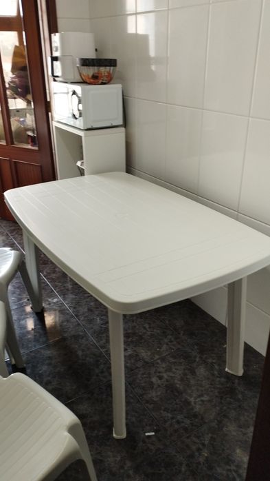 Conjunto de mesa com cadeiras