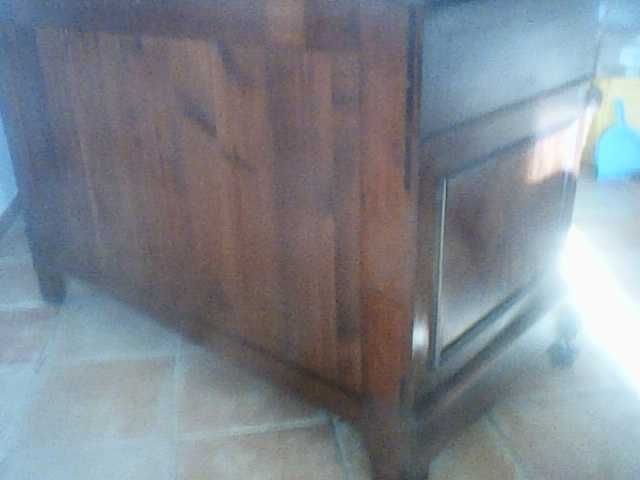 Móvel antigo em muito bom estado.