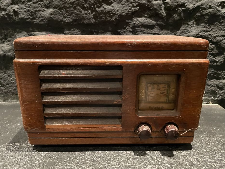 Rádio vintage DeWald – madeira – anos 40/50