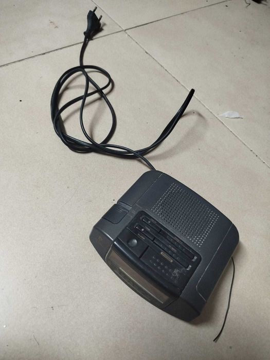 Rádio despertador usado a funcionar Pierre Cardin