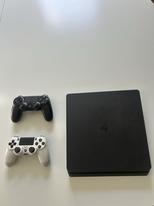 Ps4 com 2 comandos e jogos
