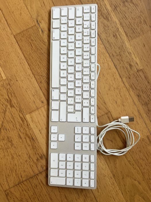 Large Wired Apple Keyboard465316968514856963