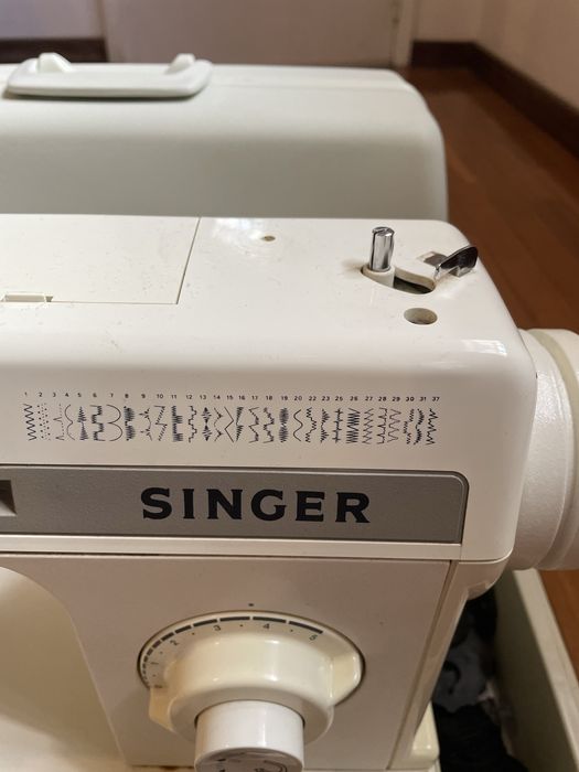 Maquina de costura SINGER portatil e eletrica como nova