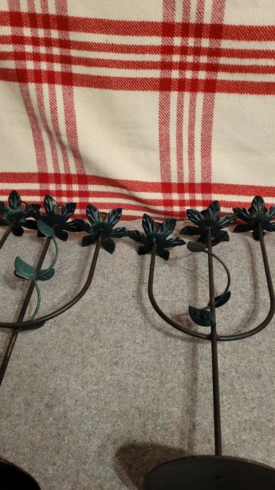 Dwa metalowe świeczniki wys.45 cm.