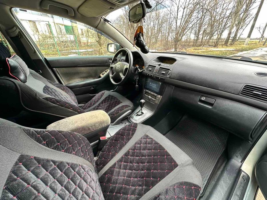 Toyota Avensis 1.8 АВТОМАТ 2003 год (газ/бензин)