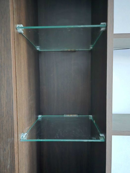 Witrynka wenge z oświetleniem