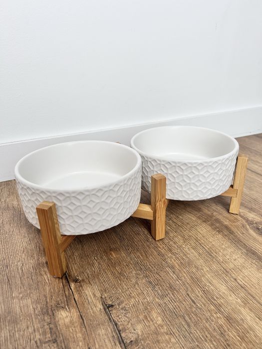 Miski ceramiczne dla psa i kota białe na podstawkach 2×700ml