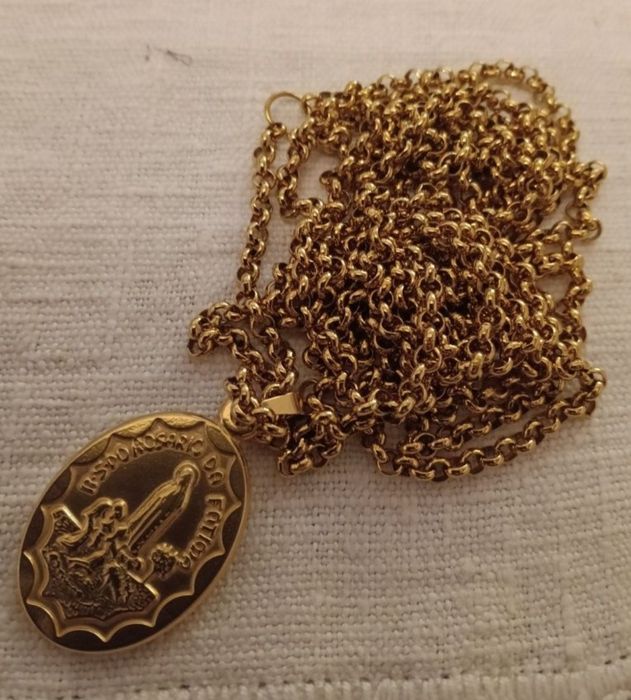 Cordão com medalhão