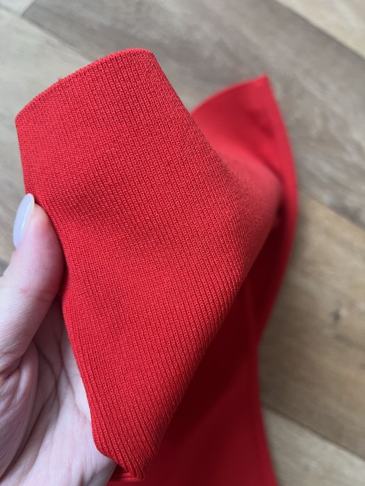 Силуетна сукня на одне плече