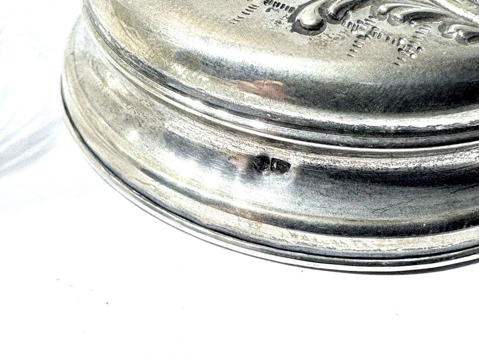 Linda antiga caixa em cristal lapidada com tampa em prata contrastada  Cabeça de Javali