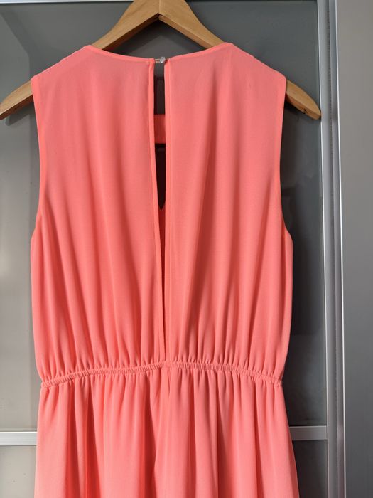 Vestido comprido adereços dourados na gola abertura nas costas