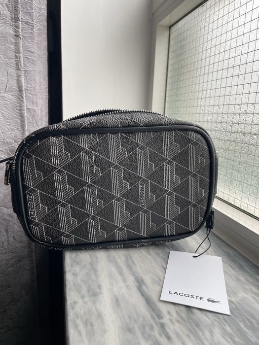 Bolsa Tiracolo Lacoste – Preta com Padrão Monograma
