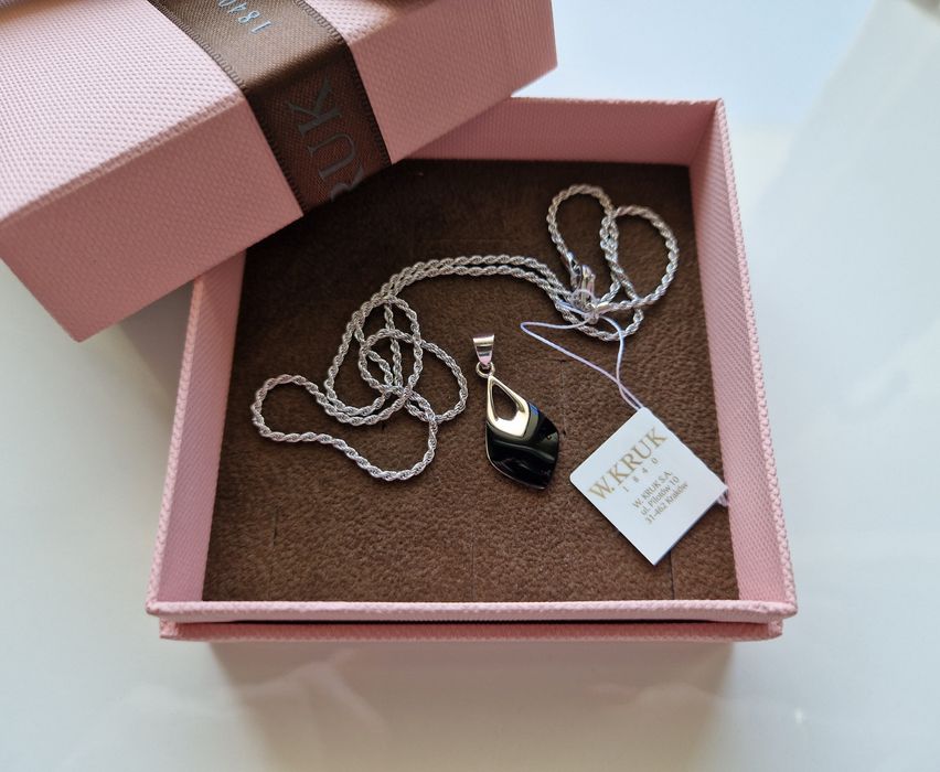 Srebrny wisiorek z onyksem W. KRUK
