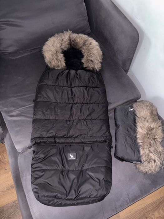 Śpiworek i mufka Cottonmoose w czarnym kolorze z brązowym futerkiem