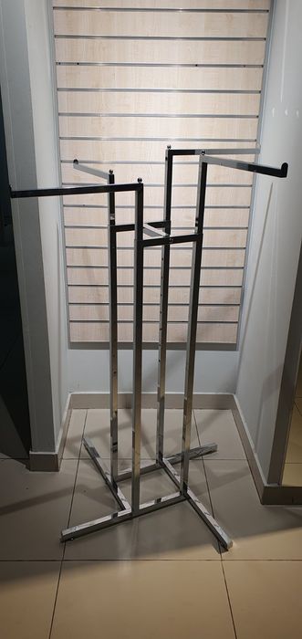 Манекени ростові, торси   жіночі , вживані. Обладнання для магазину.